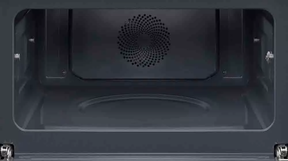 Vnitřní prostor multifunkční horkovzdušné trouby Electrolux KVLBE09H_05