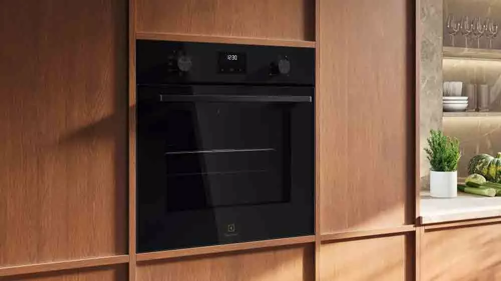 Vestavná trouba Electrolux 300 Series SurroundCook LOFGF00BK instalovaná v kuchyni