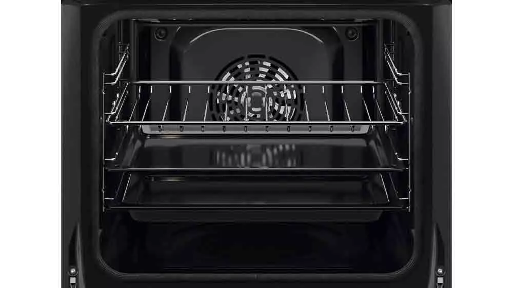 Otevřená vestavná trouba Electrolux LOF4P06BK s pekáči a roštem uvnitř
