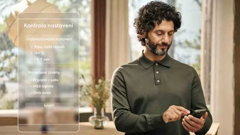 Muž upravuje na telefonu recept v páře
