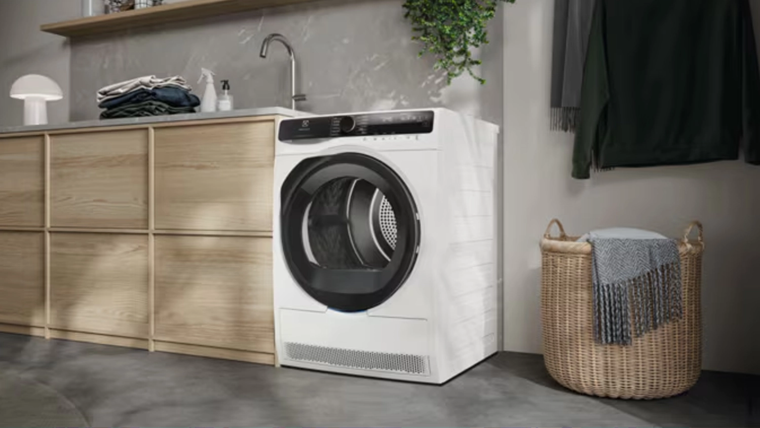 Sušička prádla Electrolux 900 PerfectCare EW9D595CC instalovaná v koupelně