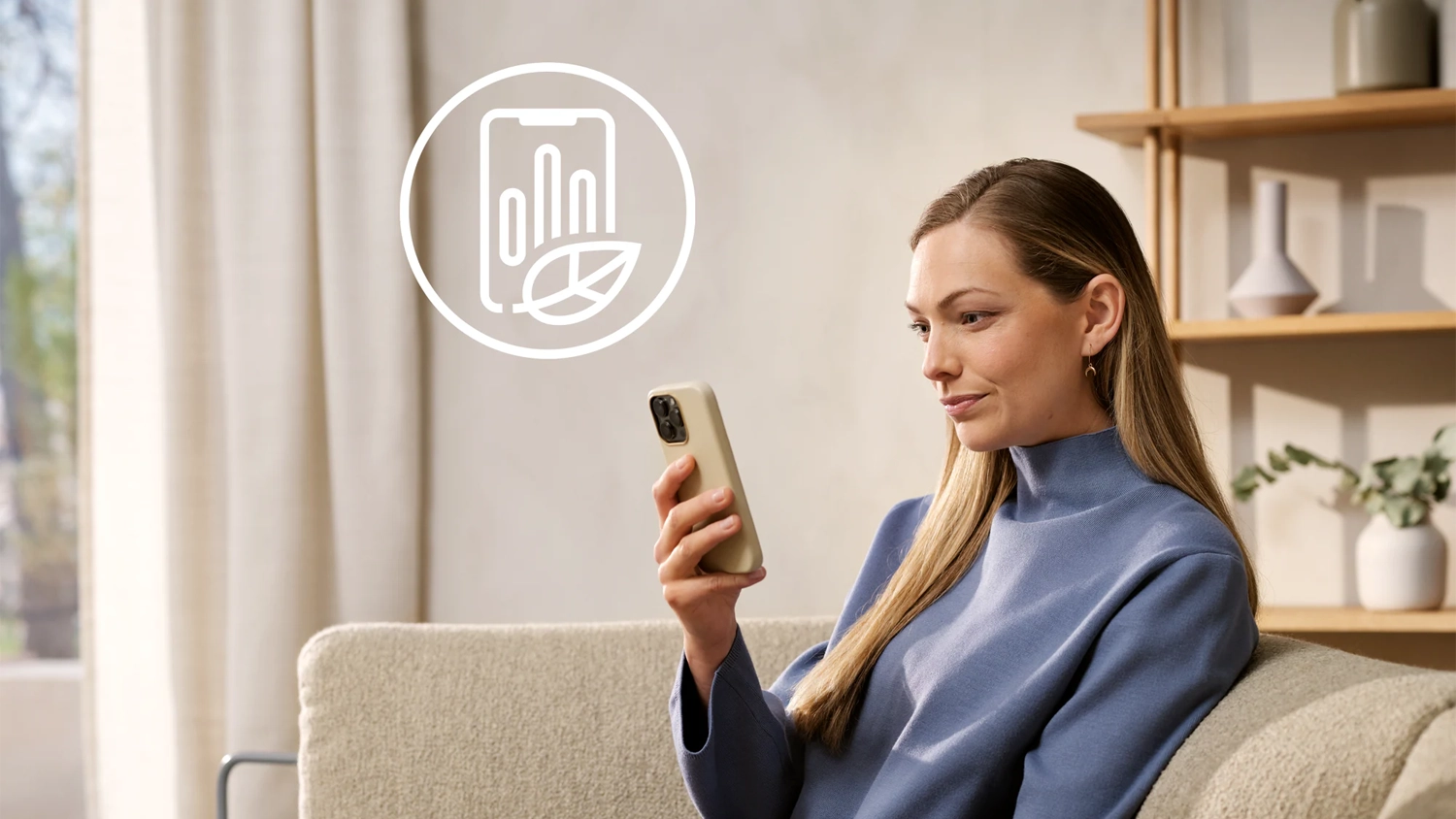 Žena ovládá sušičku prádla Electrolux 900 PerfectCare EW9D595CC přes aplikaci