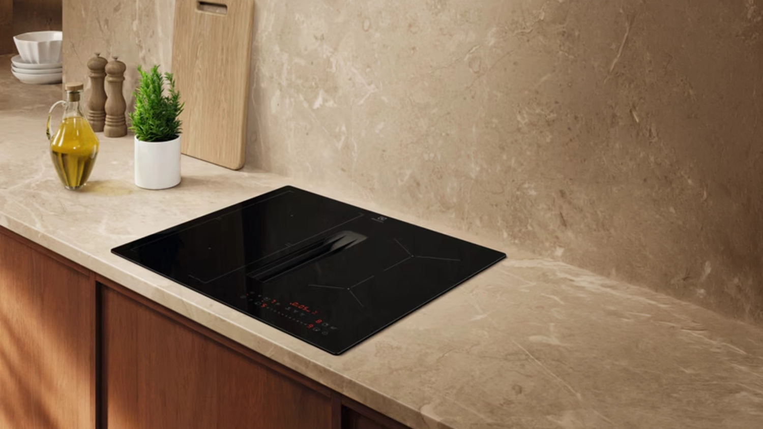 Indukční varná deska s odsavačem Electrolux ECC83410CK instalovaná v lince
