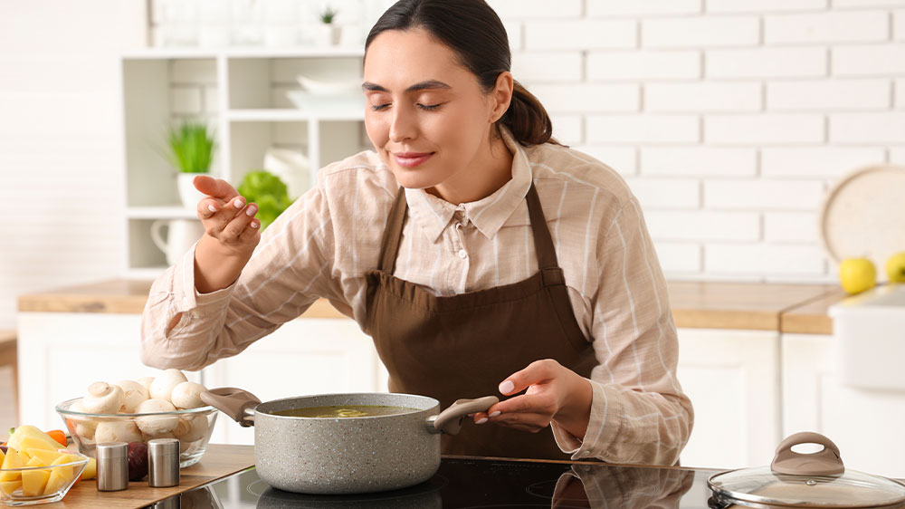 Žena čichající k uvařenému jídlu_02