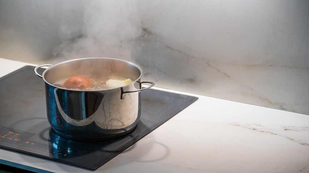 Hrnec na sporáku, ze kterého vychází pára _02