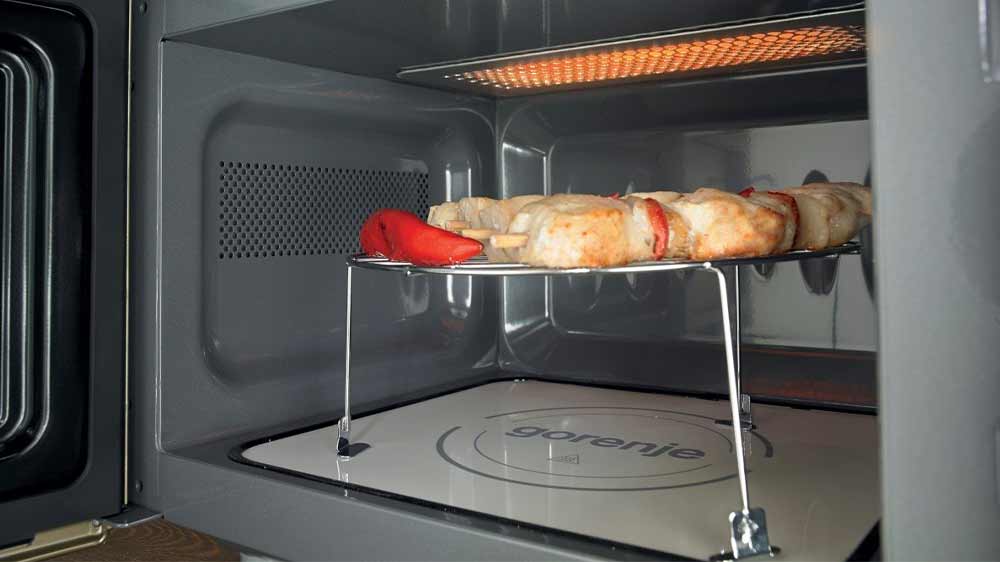 Grilovac&iacute; ro&scaron;t s j&iacute;dlem ve vestavn&eacute; mikrovlnn&eacute; troubě Gorenje BM235CLB_04