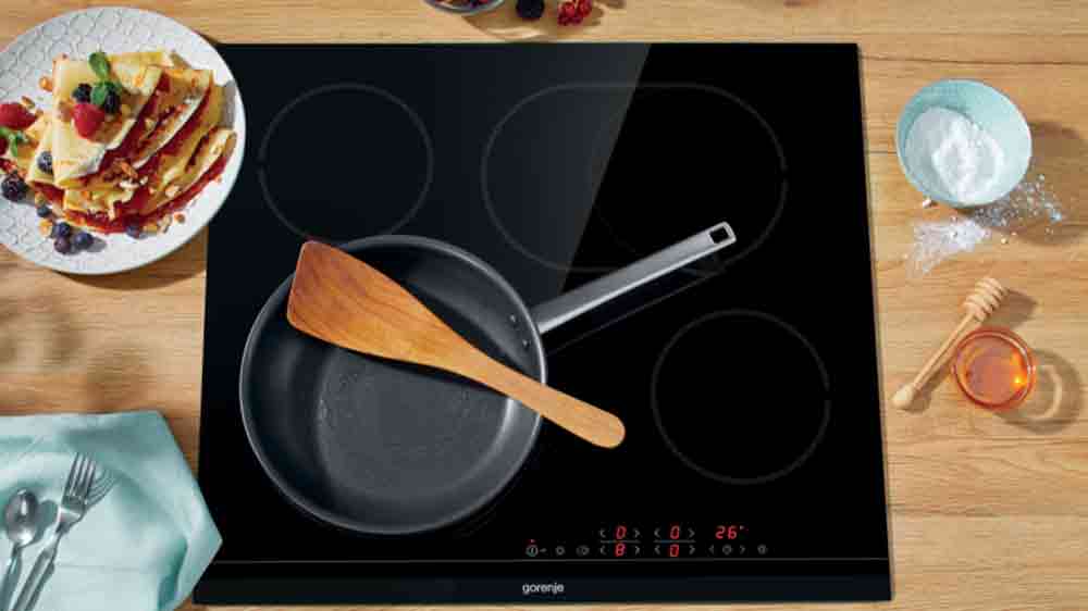 Sklokeramická varná deska Gorenje ECT643BCSC s pánví a palačinkami_03