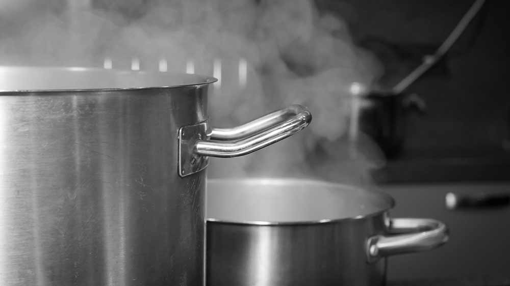 Kouřící hrnce na sporáku_02