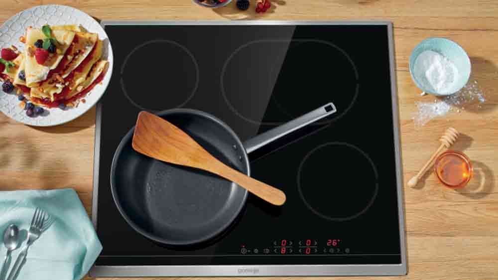 Sklokeramická varná deska Gorenje ECT643BX s pánvičkou a palačinkami_03