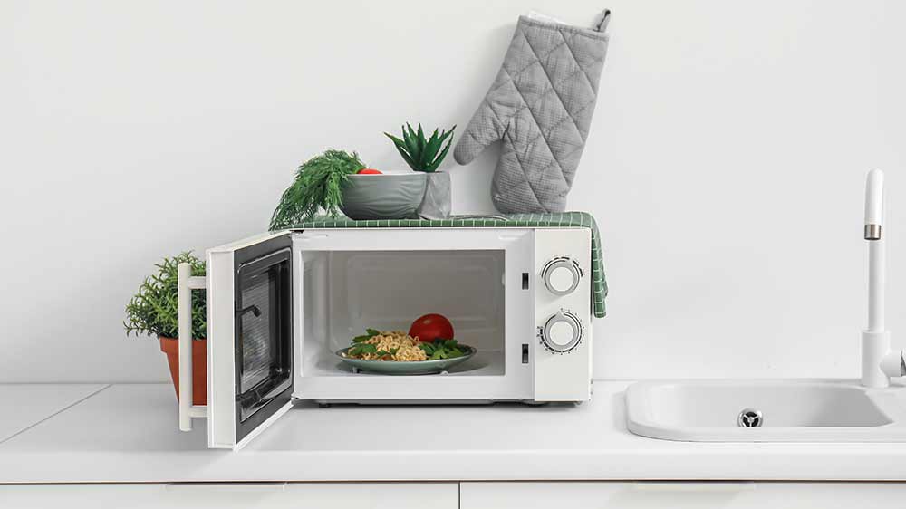 Bílá mikrovlnná trouba na kuchyňské lince_02