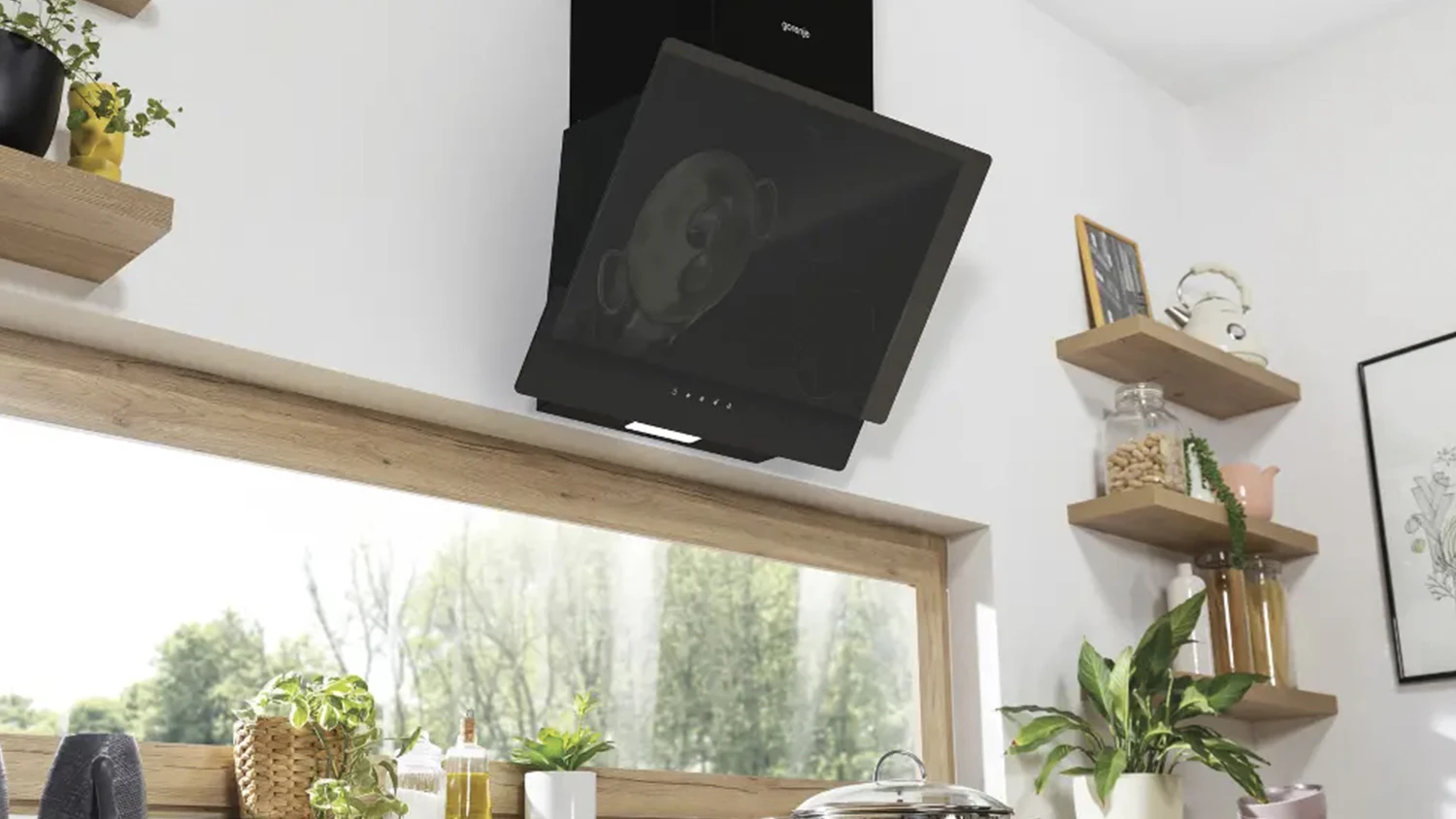 Digestoř Gorenje WHI 649EB instalovaná v kuchyni