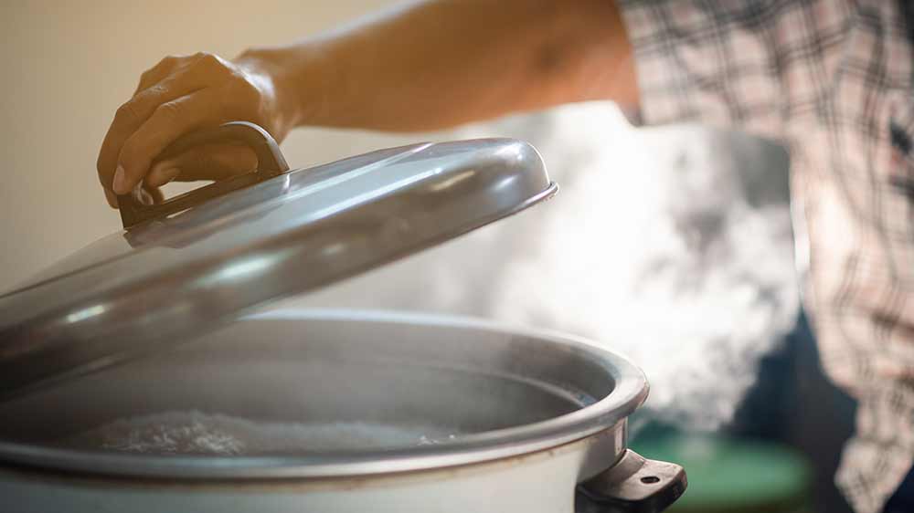Osoba držící pokličku u kouřícího hrnce_02