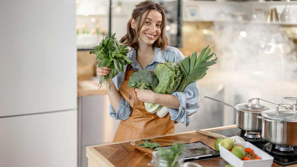 Žena drží zeleninu během vaření_02