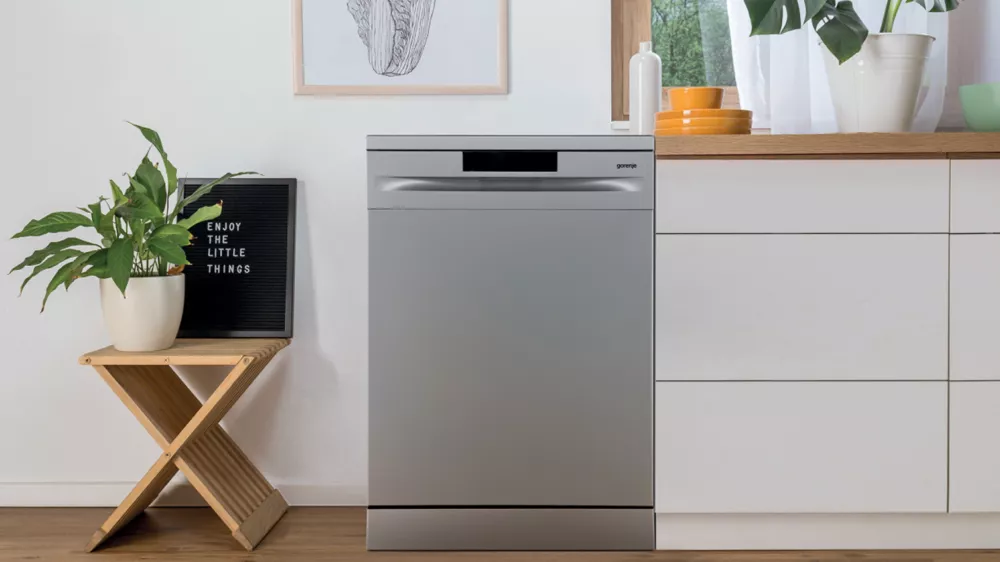 Myčka n&aacute;dob&iacute; Gorenje GS620C10S postaven&aacute; vedle kuchyňsk&eacute; linky_02