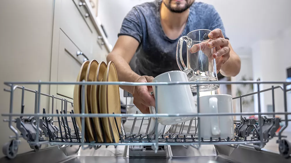 Muž skládá nádobí do myčky Gorenje GS541D10X_04