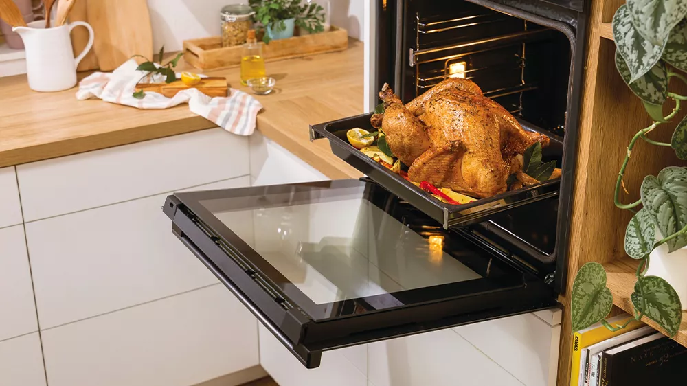 Pečené kuře na vysunutém plechu z trouby GORENJE BOS6737E09X1_02