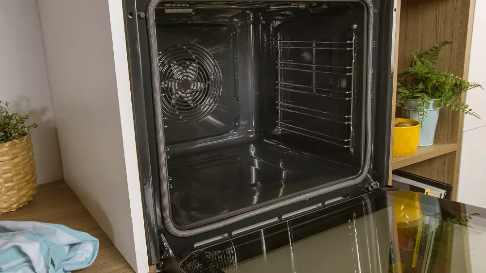 Vnitřní prostor vestavné trouby GORENJE BPSX6737E13BG_05