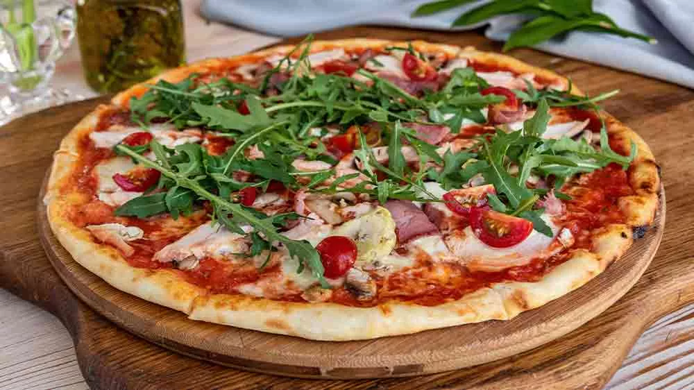 Pizza na dřevěném prknénku_03