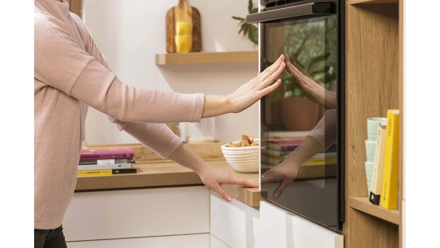 Žena sahající na dveře trouby Gorenje_04