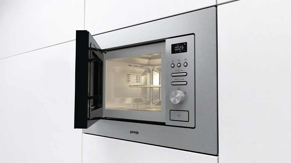 Ovládání a vnitřní prostor vestavné mikrovlnné trouby Gorenje BM201AG1X_03