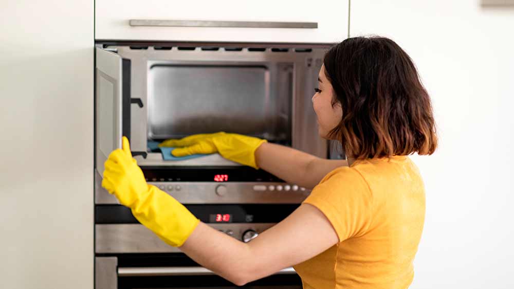 Žena čistí mikrovlnnou troubu_04