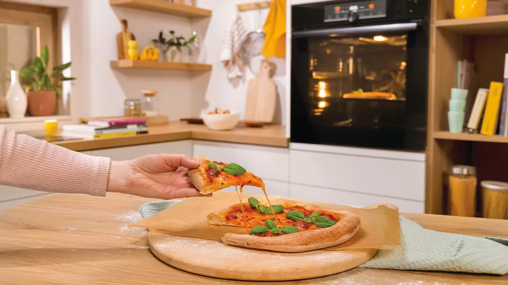 Pizza na prk&eacute;nku a v pozad&iacute; spor&aacute;k Gorenje GKS5C70XF_07