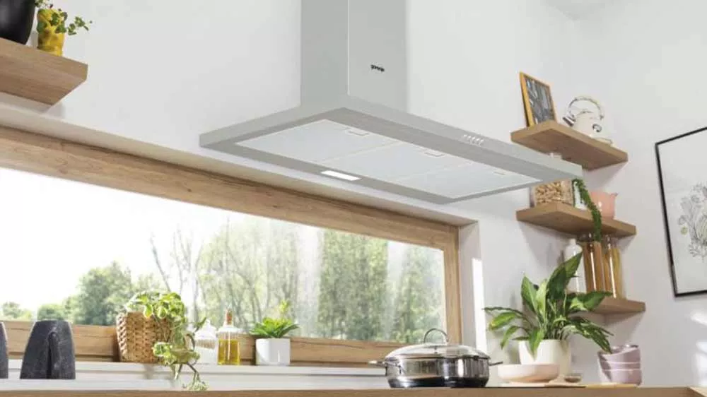 Komínový odsavač par Gorenje WHC929E4X na zdi nad varnou deskou v kuchyňské lince_03
