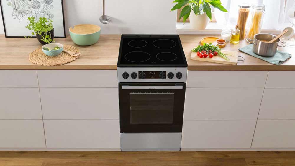 Elektrický sporák Gorenje GEC5C41SG v kuchyni_02