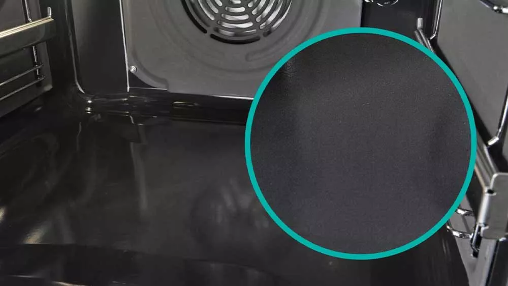 Odoln&yacute; a hladk&yacute; povrch v troubě s elektrick&yacute;m spor&aacute;kem Gorenje GEC5C41SG_05