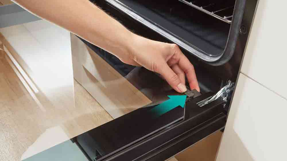 Člověk sundávající sklo dvířek sporáku Gorenje_05