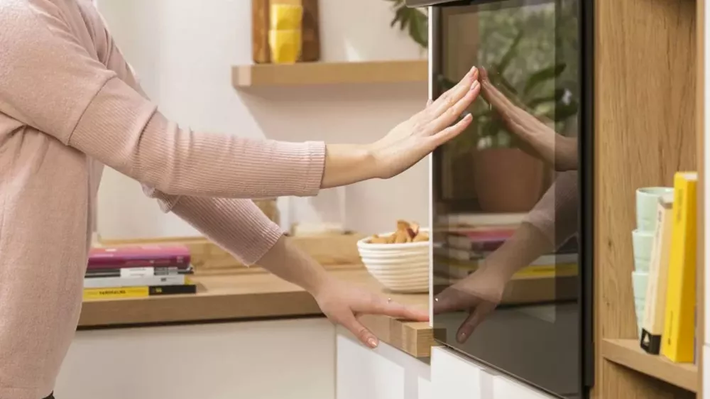 Žena zavírající ochlazená dvířka vestavné trouby Gorenje BPS6737E07B_04