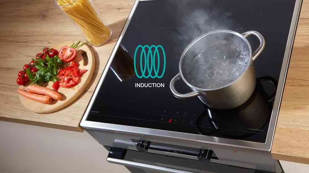 Hrnec s vroucí vodou na indukční desce sporáku Gorenje _02