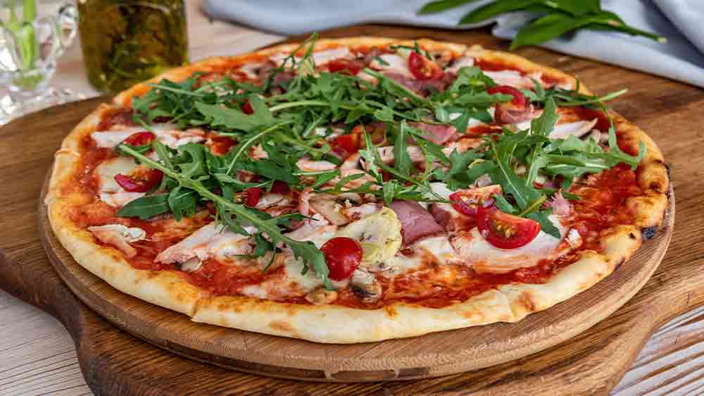 Pizza na dřevěném prknénku_03