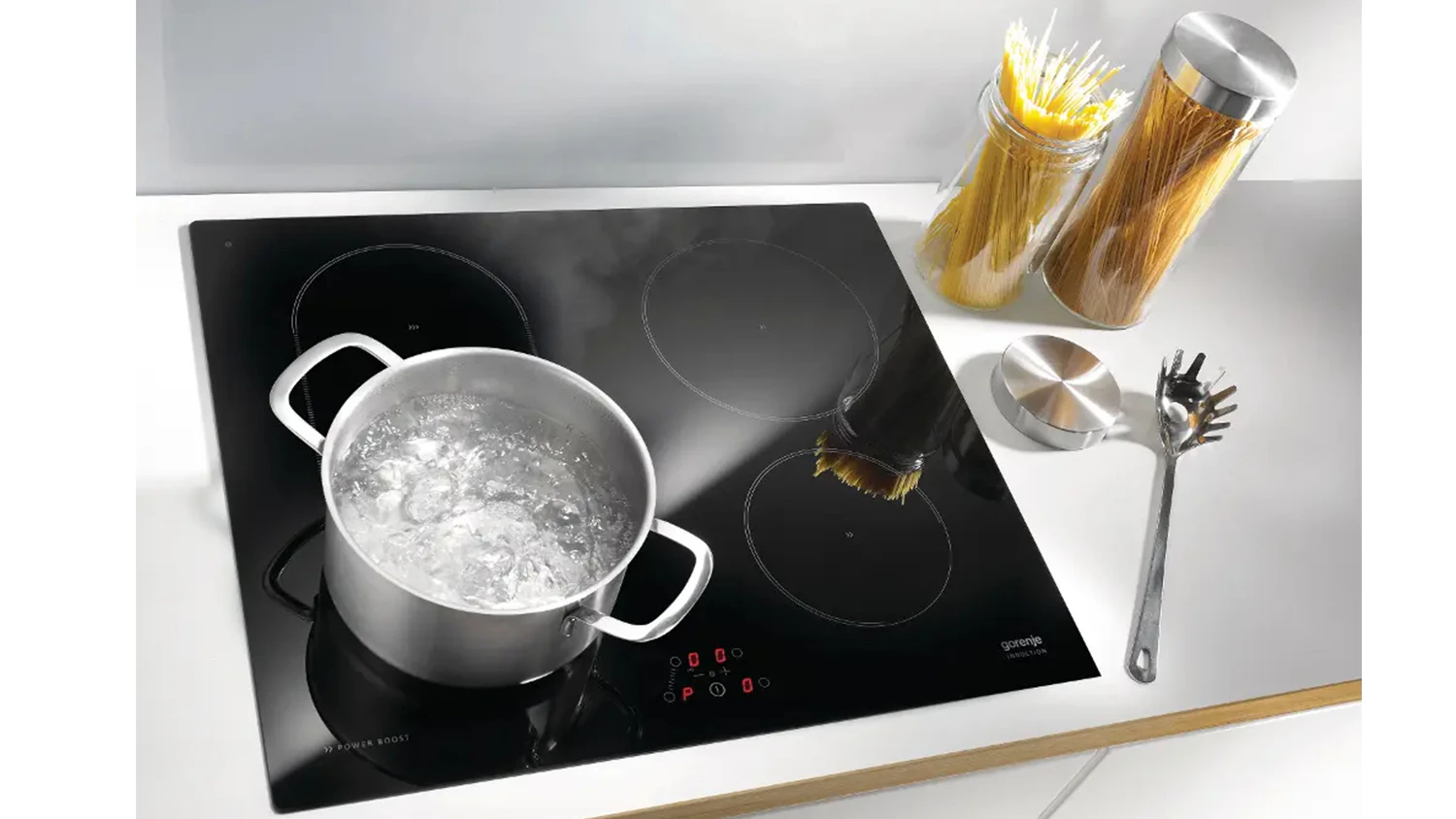 Voda v hrnci se vaří na indukční varné desce Gorenje GI6401BCE