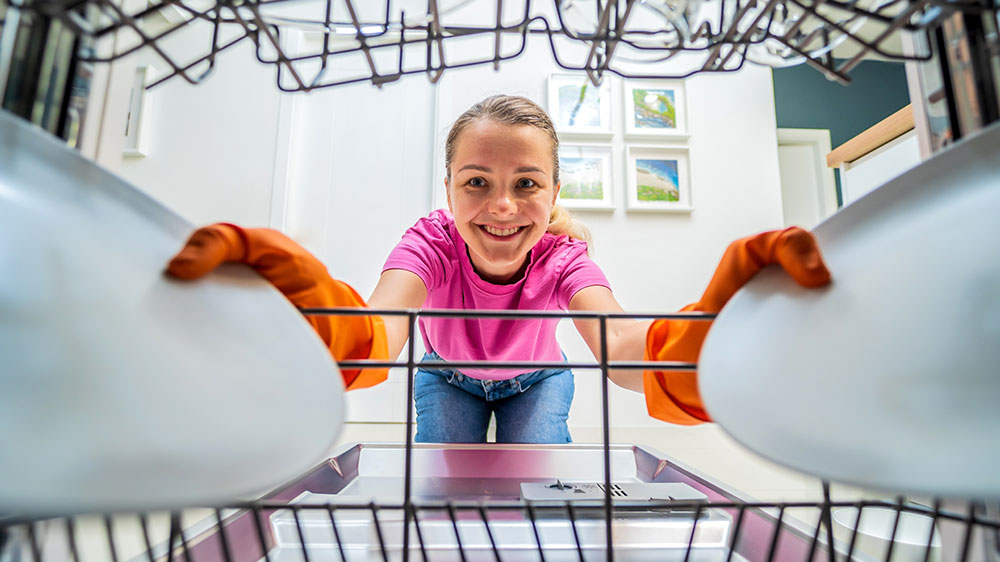 Žena kouká do vestavné myčky GORENJE GI673A61X_03