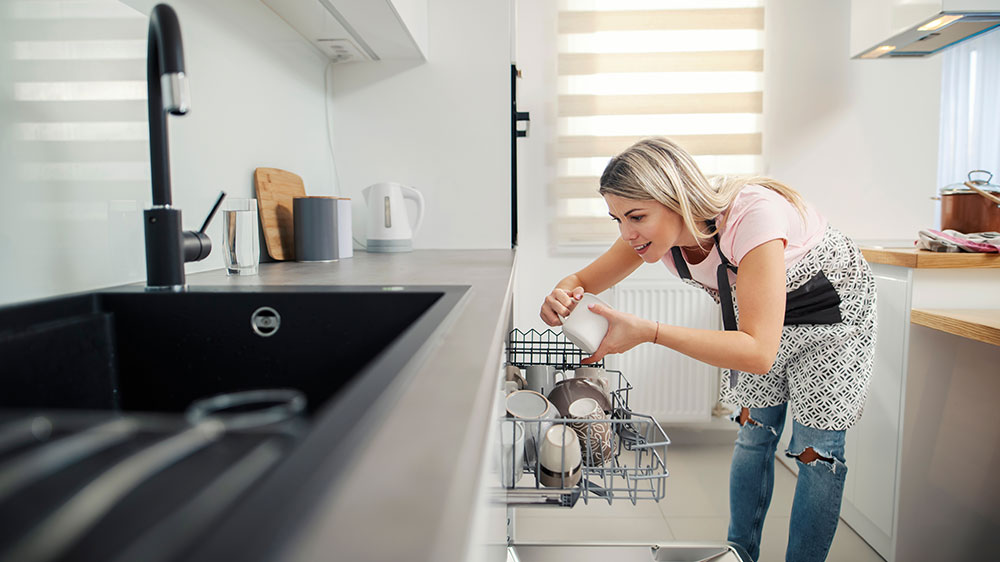 Žena ukládá nádobí do vestavné myčky GORENJE GI673A61X_04