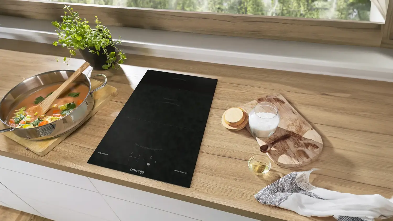 Indukčná varná doska Gorenje GI3201BC na kuchynskej doske