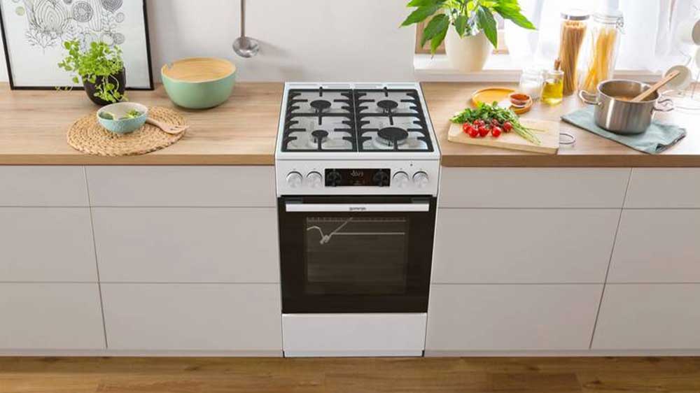 Kombinovaný sporák Gorenje GKS5C75WF stojící v kuchyňské lince_02