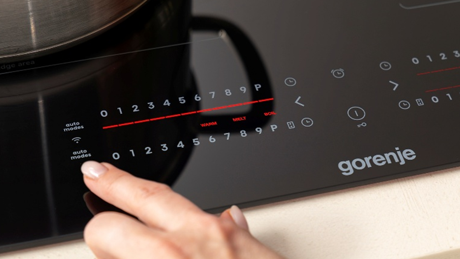 Fotografie ovládacího panelu: indukční varná deska Gorenje GI6432BSC