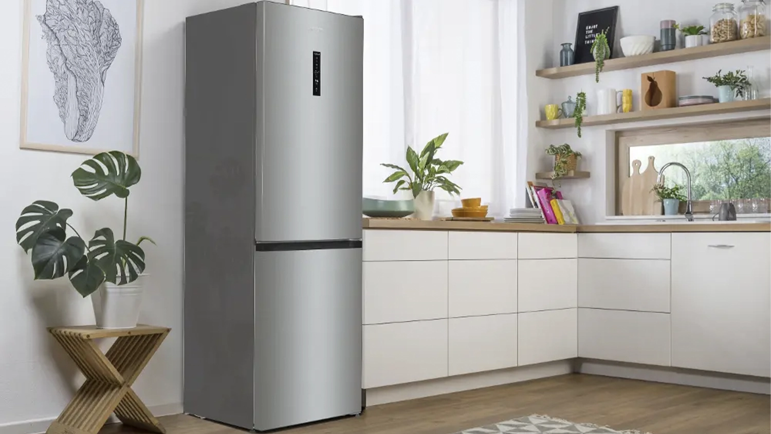 Kombinovan&aacute; chladnička Gorenje NRK619CA2XL4 v kuchyni