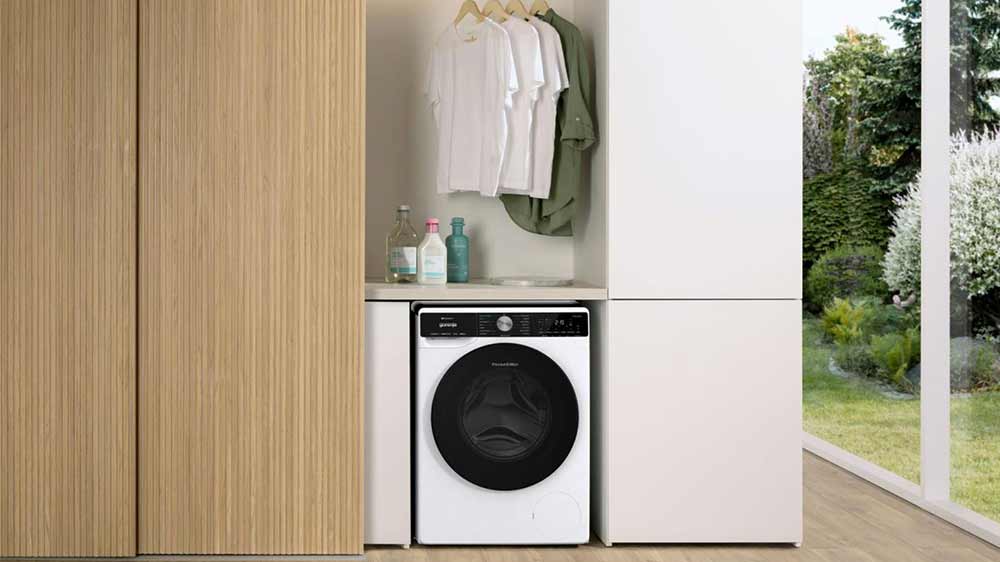 Volně stojící pračka Gorenje W2NS94A1TW/CZ postavená v šatní skříni za posuvnými dveřmi_02