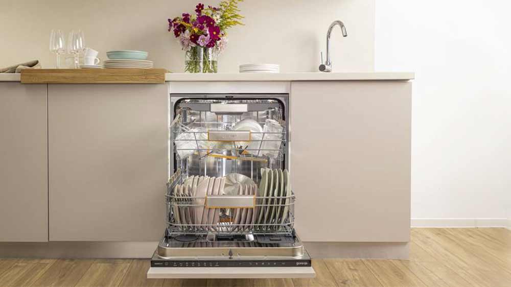 Otevřená naložená myčka nádobí Gorenje GV673A66 instalovaná v kuchyni_02