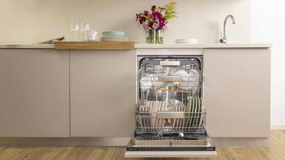 Otevřená naložená myčka nádobí Gorenje GV663A66 instalovaná v kuchyni_02