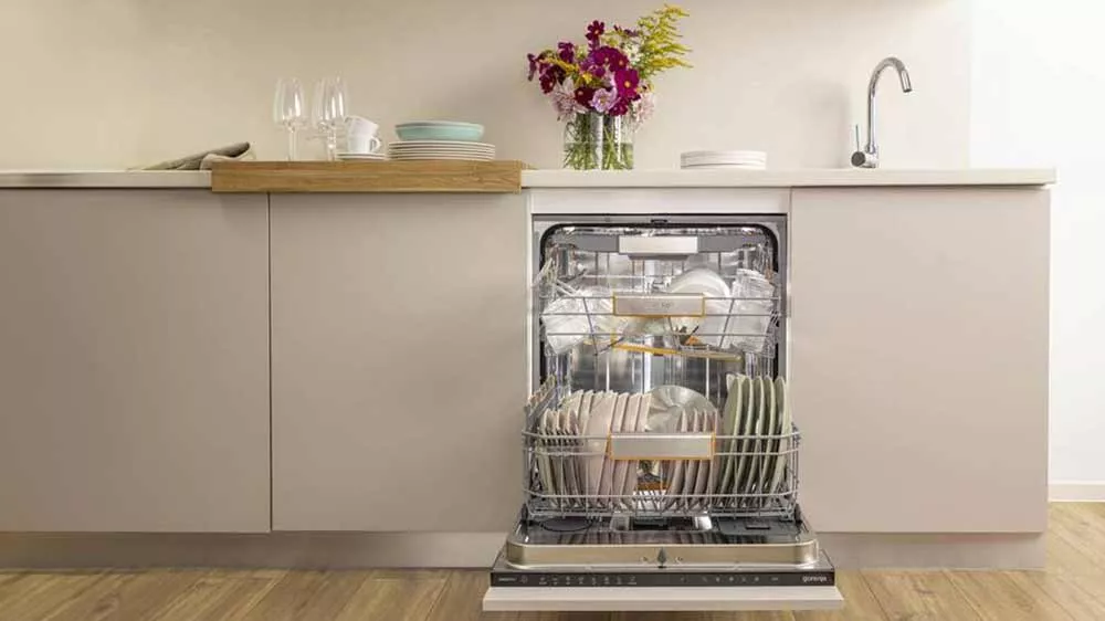 Otevřená naložená myčka nádobí Gorenje GV663A66 instalovaná v kuchyni_02