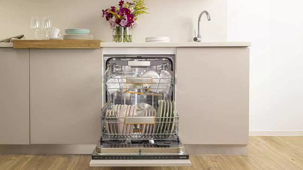 Otevřen&aacute; naložen&aacute; myčka n&aacute;dob&iacute; Gorenje GV663B65XXL instalovan&aacute; v kuchyni_02
