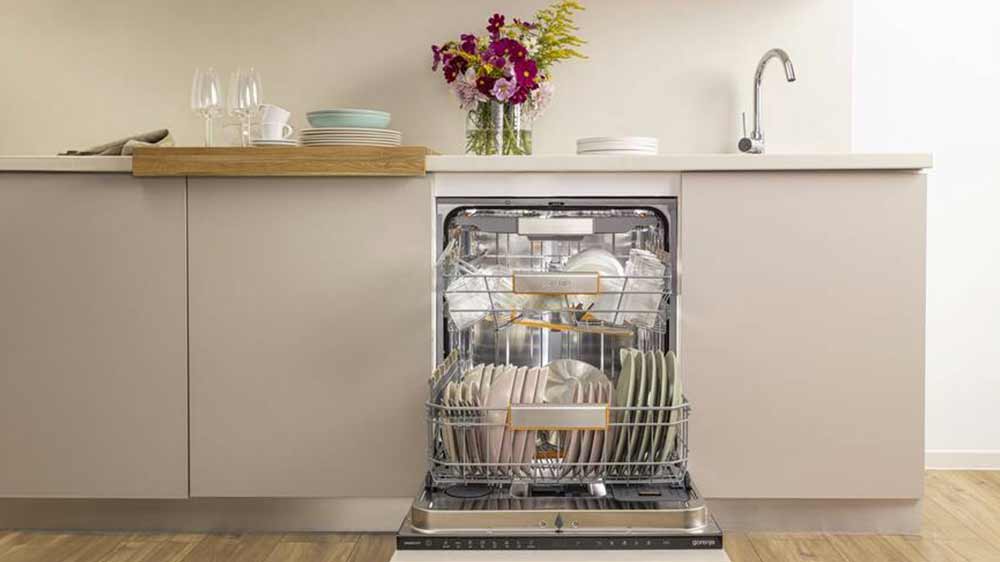 Otevřená naložená myčka nádobí Gorenje GV673C65 instalovaná v kuchyni_02