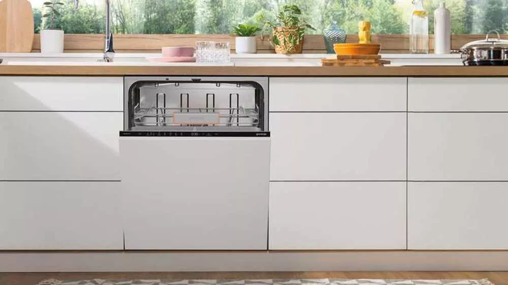 Vestavná myčka Gorenje GV642C65 zabudovaná v lince_02