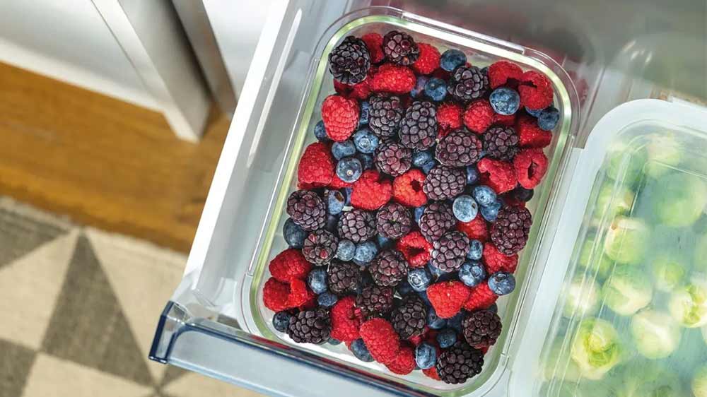 Miska se zmrazeným ovocem v mrazáku Gorenje NRB620C61X4WFE_04