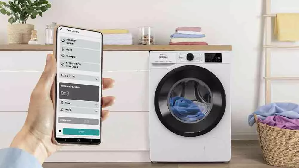 Žena ovládá pračku Gorenje WPNEI72SA1SWIFI přes aplikaci_02