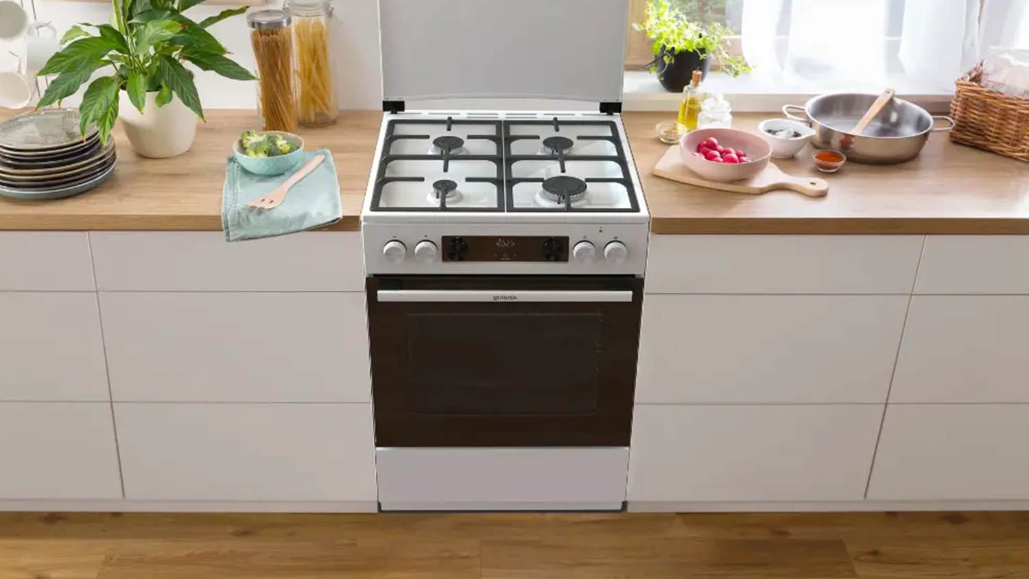 Kombinovan&yacute; spor&aacute;k Gorenje G600 GK6C5WF instalovan&yacute; v kuchyni